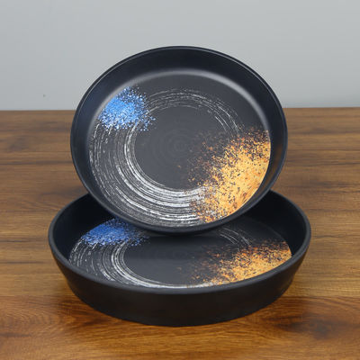 Καλή τιμή. Μελαμίνη γύρω από το βαθύ κύπελλο σαλάτας με τα βαθιά πιάτα μελαμινών μεταλλινών λαβών σε απευθείας σύνδεση