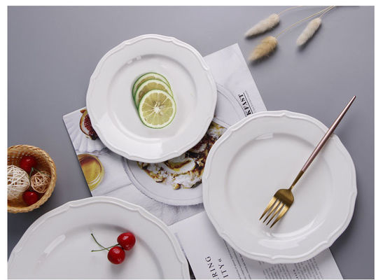Καλή τιμή. Dinnerware γαμήλιων μελαμινών θέτει στο άσπρο στρογγυλό πιάτο το κομψό σχέδιο σε απευθείας σύνδεση